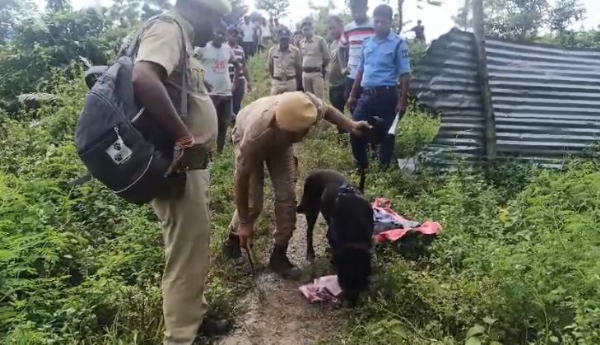 स्निफर डॉग की मदद से युवक की तलाश करते पुलिस