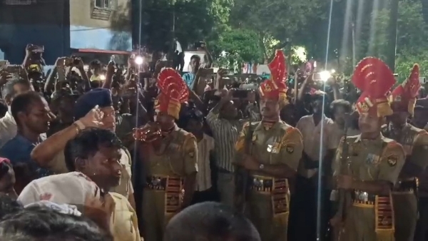 मोनू साहू को अंतिम विदाई देते सी तथा पुलिस के जवान मोनू साहू को अंतिम विदाई देते सी तथा पुलिस के जवान