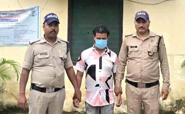 पुलिस गिरफ्त में आरोपित