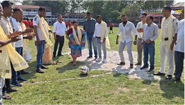 राजगंज पंचायत समिति की अध्यक्ष मोनिका अधिकारी फुटबॉल को किक मारकर खेल की शुभारंभ करतु हुई राजगंज पंचायत समिति की अध्यक्ष मोनिका अधिकारी फुटबॉल को किक मारकर खेल की शुभारंभ करतु हुई