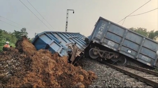 नारायणगढ़ में ट्रेन लाइन से मालगाड़ी के डब्बे उतरे हुए