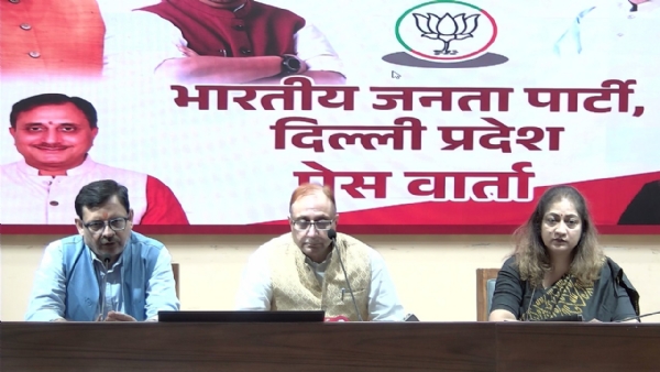 दिल्ली के महापौर प्रवेश वाही और उपमहापौर डॉ. मोनिका पंत पत्रकार वार्ता को संबोधित करते हुए।