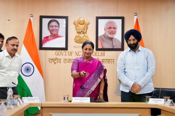 मुख्यमंत्री रेखा गुप्ता सोमवार को दिल्ली सचिवालय में ‘दिल्ली उद्योग मित्र पोर्टल’ का शुभारंभ करते हुए