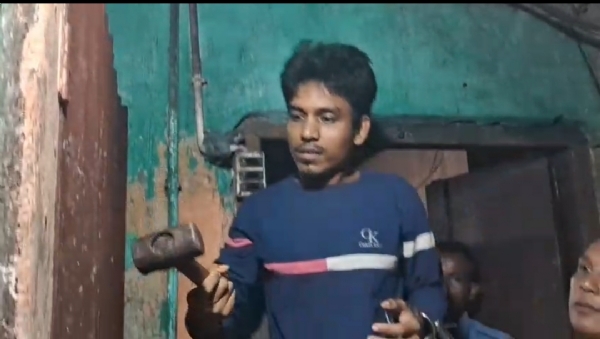 आरोपित हत्या में इस्तेमाल हथौड़ा को बरामद कर पुलिस को सौंपते हुए