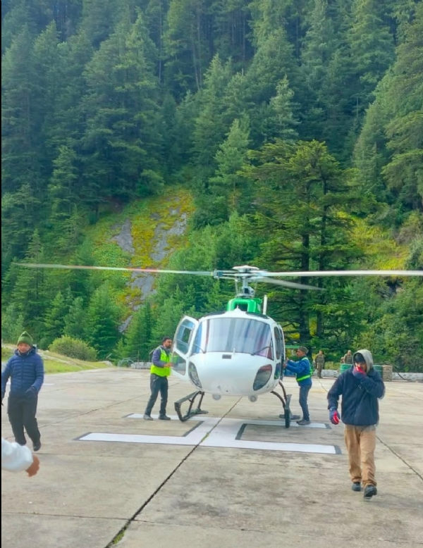 ट्रैकर्स को रेस्क्यू के तैयार हेलीकॉप्टर।