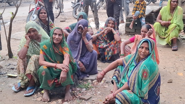 मौके पर पहुंची मां और ग्रामीण रोते बिलखते परिजन