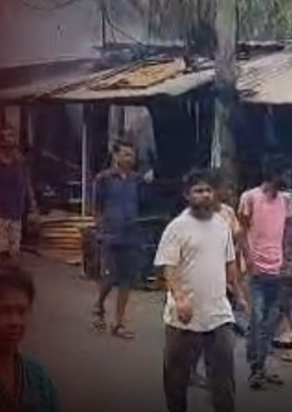 आग में 15 दुकान जलकर राख आग में 15 दुकान जलकर राख
