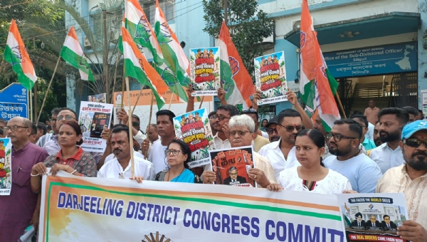 मुख्य चुनाव आयुक्त ज्ञानेश कुमार के खिलाफ प्रदर्शन करते कांग्रेस नेता और कार्यकर्ता