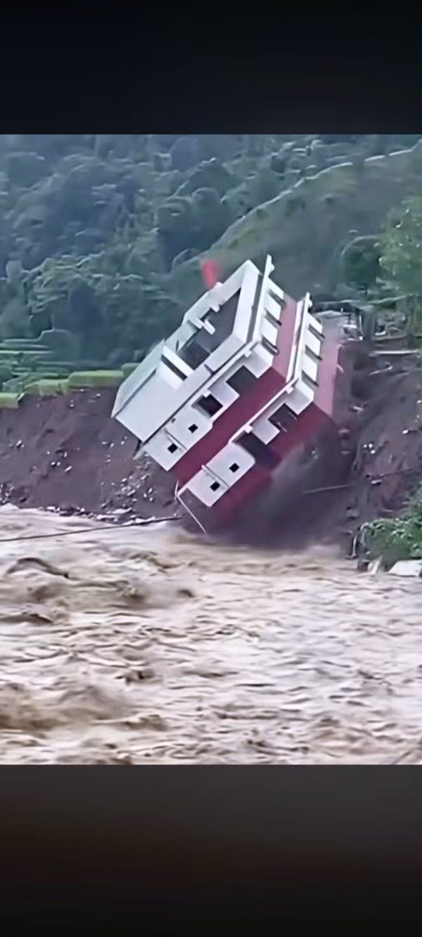 भूस्खलन की चपेट में सरकारी भवन भूस्खलन की चपेट में सरकारी भवन
