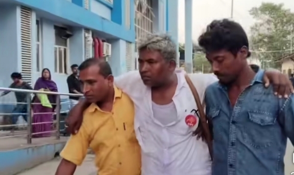 शांतिगोपाल गिरि को अस्पताल ले जाते हुए