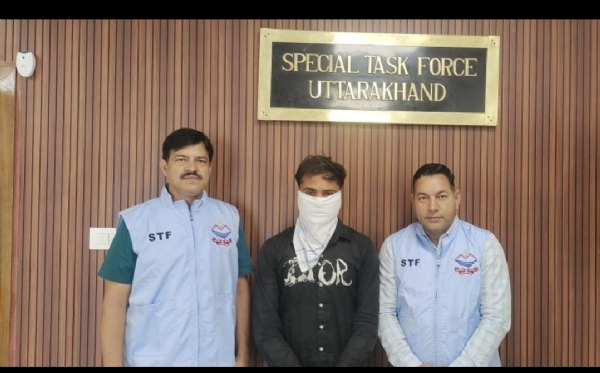 एसटीएफ हिरासत में आरोपित।