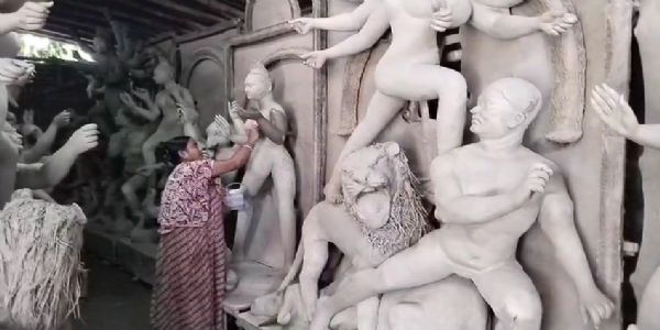मूर्तिकार चारु पाल पूजापूर्व  दुर्गाका 21 वटा प्रतिमाहरूलाई अन्तिम रूप दिन जुटेका छन्