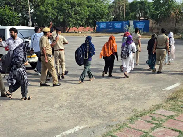 फतेहाबाद। स्पा सेंटर से बरामद लड़कियों को लेकर जाती पुलिस टीम।