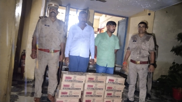 पकड़े गए अभियुक्त और बरामद शराब