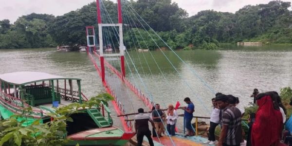 बंगलादेशको लेक सिटी रंगामातीमा वर्षाको कहर, कपताई तालमा बनेको झोलुङ्गे पुल डुब्यो
