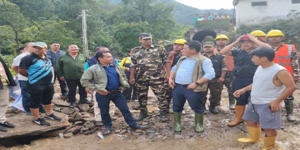 गेजिङका जिल्लापालले सिङ्गलिताम र रिम्बीका पैह्रो प्रभावित क्षेत्रको पुनः निरीक्षण गरे
