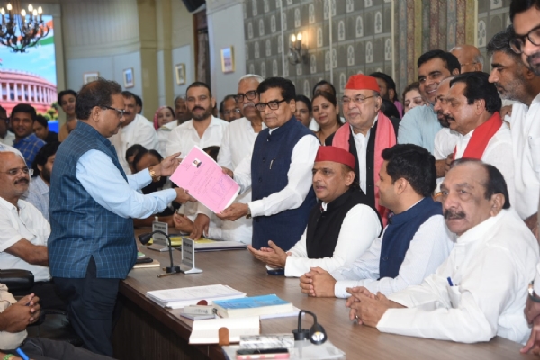 सपा के राष्ट्रीय महासचिव रामगोपाल यादव और धनराज परिमल नथवानी ने आज बुधवार को नामांकन पत्र दाखिल किया; सपा के राष्ट्रीय महासचिव रामगोपाल यादव और धनराज परिमल नथवानी ने आज बुधवार को नामांकन पत्र दाखिल किया;