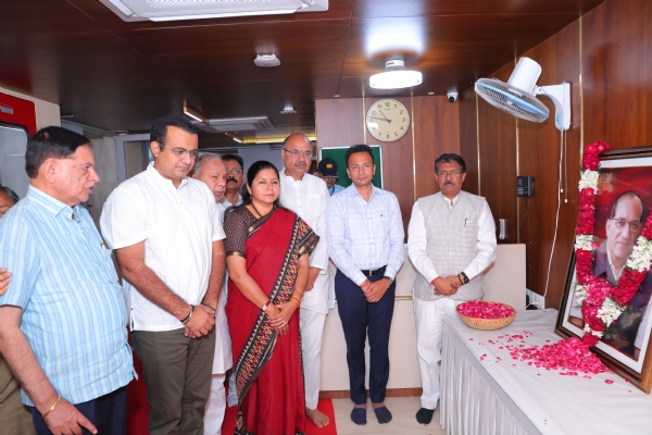 प्रो. विजय कुमार मल्होत्रा की प्रथम पुण्यतिथि पर दिल्ली भाजपा अध्यक्ष हर्ष मल्होत्रा सहित पार्टी के वरिष्ठ नेताओं एवं पदाधिकारियों ने उन्हें श्रद्धांजलि देते हुए। प्रो. विजय कुमार मल्होत्रा की प्रथम पुण्यतिथि पर दिल्ली भाजपा अध्यक्ष हर्ष मल्होत्रा सहित पार्टी के वरिष्ठ नेताओं एवं पदाधिकारियों ने उन्हें श्रद्धांजलि देते हुए।