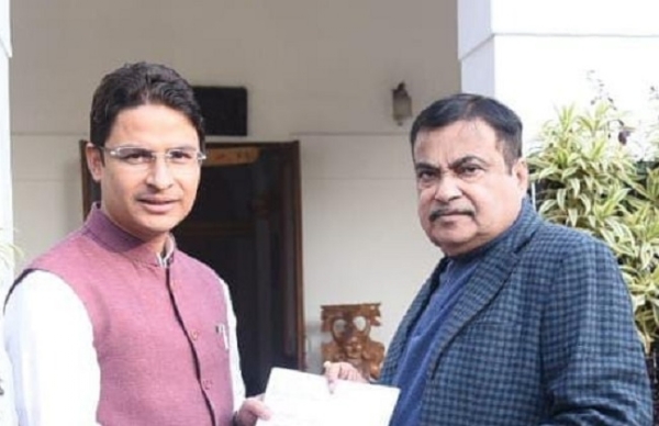राजमार्ग मंत्री नितिन गडकरी के साथ सांसद राजू बिष्ट केंद्रीय सड़क परिवहन- फाइल फोटो