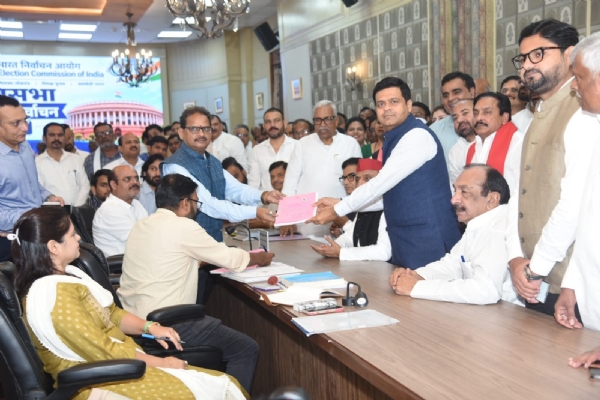 सपा के राष्ट्रीय महासचिव रामगोपाल यादव और धनराज परिमल नथवानी ने आज बुधवार को नामांकन पत्र दाखिल किया; सपा के राष्ट्रीय महासचिव रामगोपाल यादव और धनराज परिमल नथवानी ने आज बुधवार को नामांकन पत्र दाखिल किया;