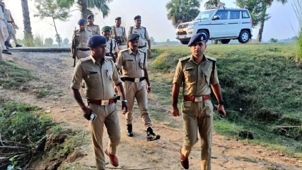 गांव में छापेमारी करती पुलिस