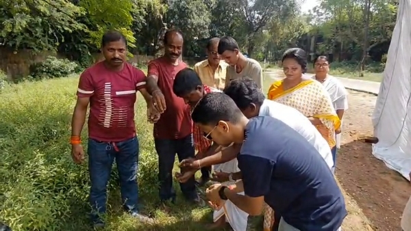 हुमायूं कबीर की तस्वीर को मिट्टी में दफन करते भाजपा कार्यकर्ता
