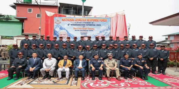 मुख्यमन्त्रीले एनडीआरएफको माउन्ट जोङ्सोङ आरोहण अभियान ‘शिखर’ लाई झण्डा देखाएर प्रस्थान गराए