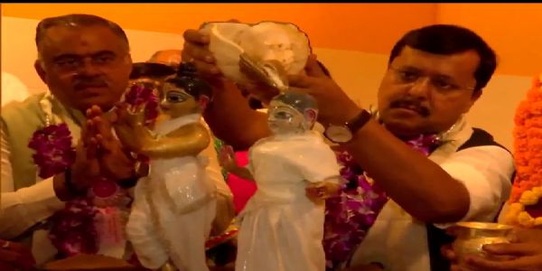 नितिन नवीनले दिल्लीको इस्कन मन्दिरमा गरे  पूजा-अर्चना
