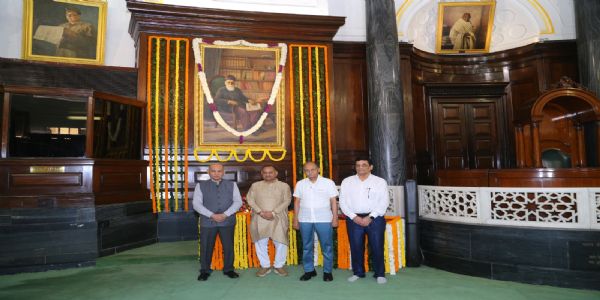 संविधान सदनमा दादाभाई नौरोजीलाई उनको जयन्तीमा श्रद्धाञ्जलि अर्पण