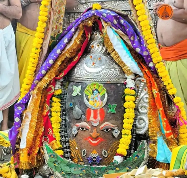 जन्माष्टमी पर श्रीकृष्ण स्वरूप में सजे बाबा महाकाल जन्माष्टमी पर श्रीकृष्ण स्वरूप में सजे बाबा महाकाल