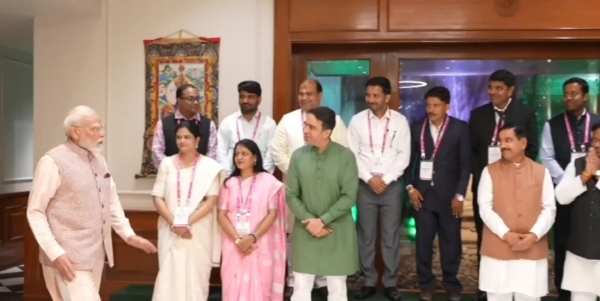 प्रधानमंत्री नरेन्द्र मोदी शिक्षकों से मुलाकात करते हुए। प्रधानमंत्री नरेन्द्र मोदी शिक्षकों से मुलाकात करते हुए।