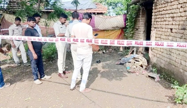 जांच करने पहुंचे पुलिस अधिकारी जांच करने पहुंचे पुलिस अधिकारी
