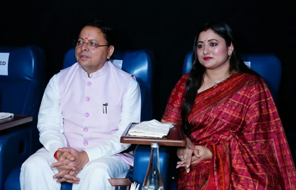 मुख्यमंत्री पुष्कर सिंह धामी पत्नी गीता धामी के साथ नीम करौली बाबा के जीवन से प्रेरित फिल्म‘हनुमान अंश’देखते हुए। मुख्यमंत्री पुष्कर सिंह धामी पत्नी गीता धामी के साथ नीम करौली बाबा के जीवन से प्रेरित फिल्म‘हनुमान अंश’देखते हुए।
