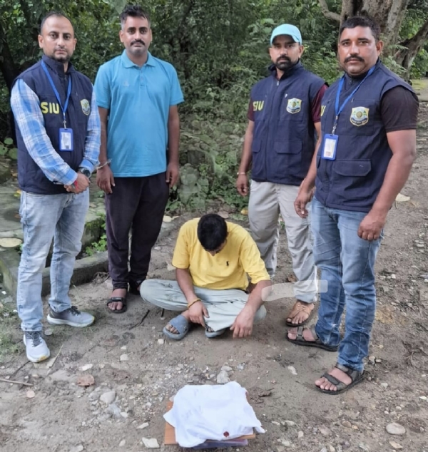 चिट्ठे के साथ पकड़ा युवक।