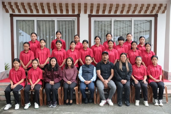 मुख्यमन्त्रीले युवा महिला फुटबल खेलाडीहरूसँग भेट गरे मुख्यमन्त्रीले युवा महिला फुटबल खेलाडीहरूसँग भेट गरे