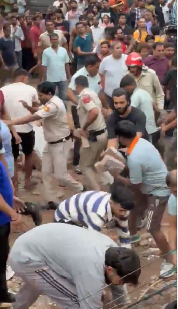 इमारत के मबले से घायल को लेकर जाते पुलिसक्मी इमारत के मबले से घायल को लेकर जाते पुलिसक्मी