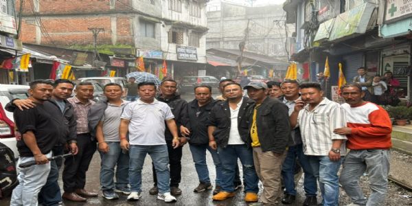 भागोप्रमोद्वारा छैटौँ स्थापना दिवसलाई लिएर खरसाङ बजारमा झण्डा लगाउने कार्य सम्पन्न