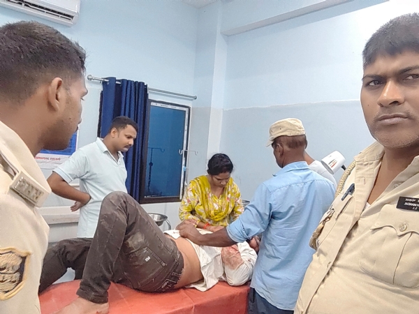 घायल का इलाज करते स्वास्थ्यकर्मी
