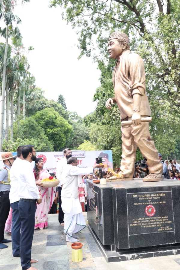 डॉ. भूपेन हजारिका की 100वीं जयंती पर राज्यपाल लक्ष्मण प्रसाद आचार्य श्रद्धांजलि अर्पित करते हुए। डॉ. भूपेन हजारिका की 100वीं जयंती पर राज्यपाल लक्ष्मण प्रसाद आचार्य श्रद्धांजलि अर्पित करते हुए।