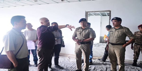जिल्लापाल सुबेदीले नवनिर्मित जिल्ला प्रशासनिक केन्द्र भवनको निरीक्षण गरे